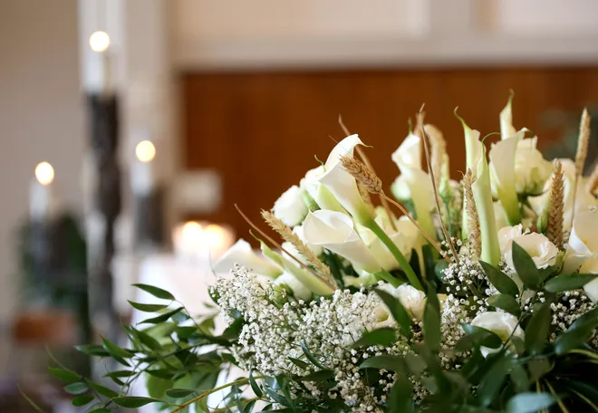 blommor vid städ av dödsbon